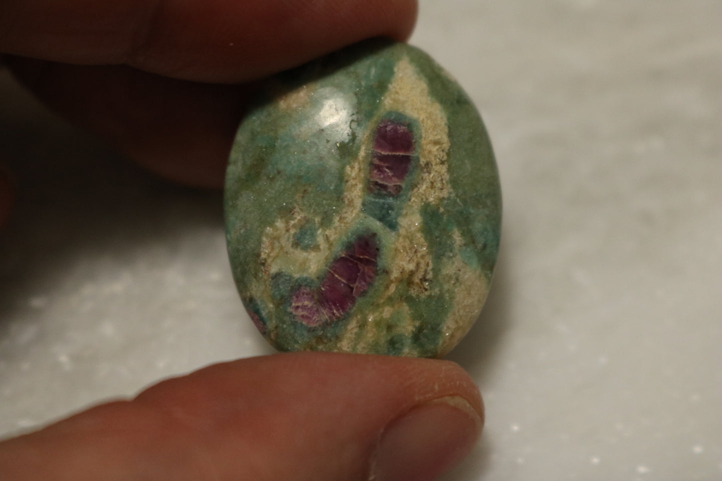 RUBY IN FUCHSITE PEBBLE - UV Reactive, Round