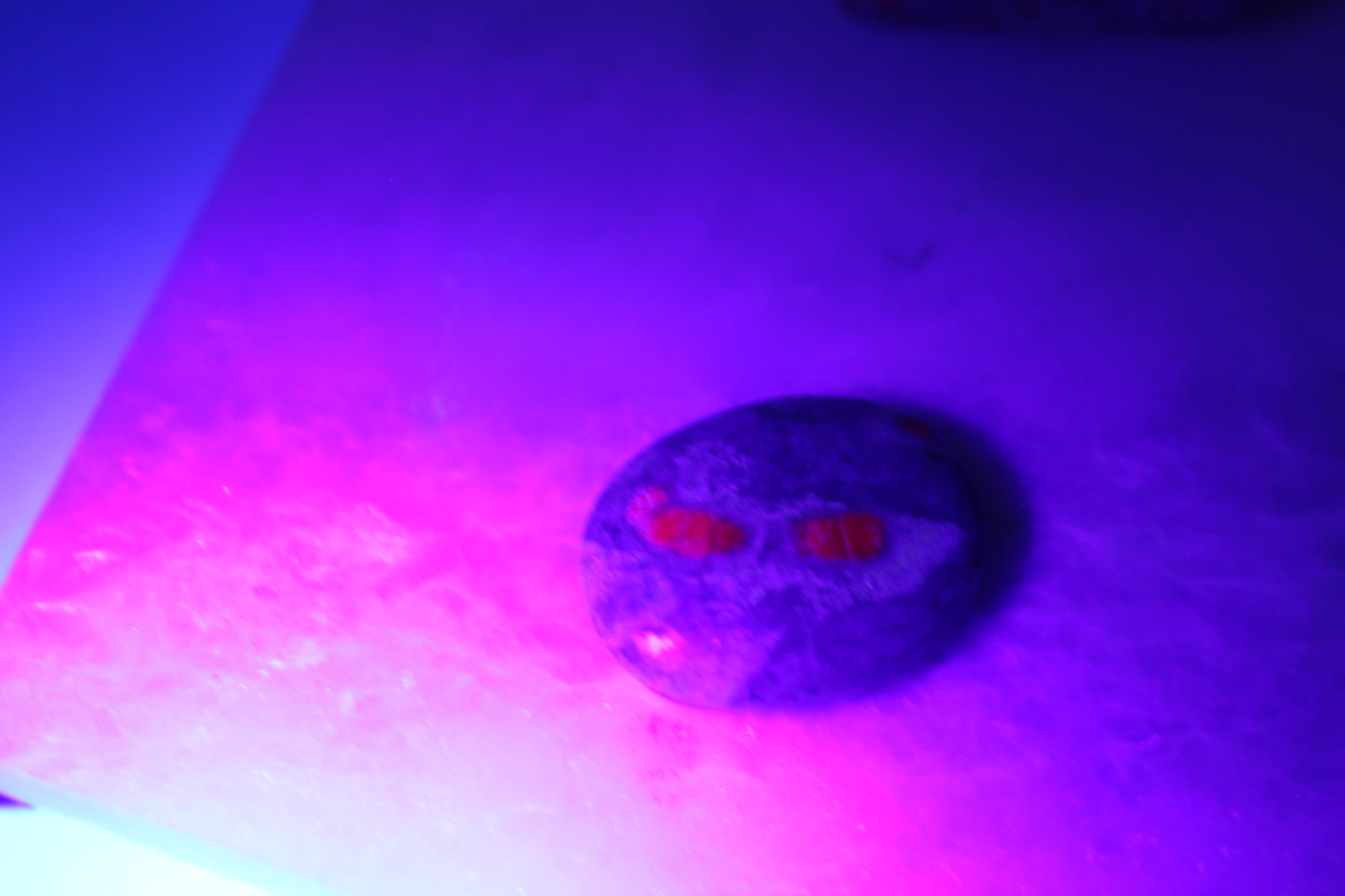 RUBY IN FUCHSITE PEBBLE - UV Reactive, Round