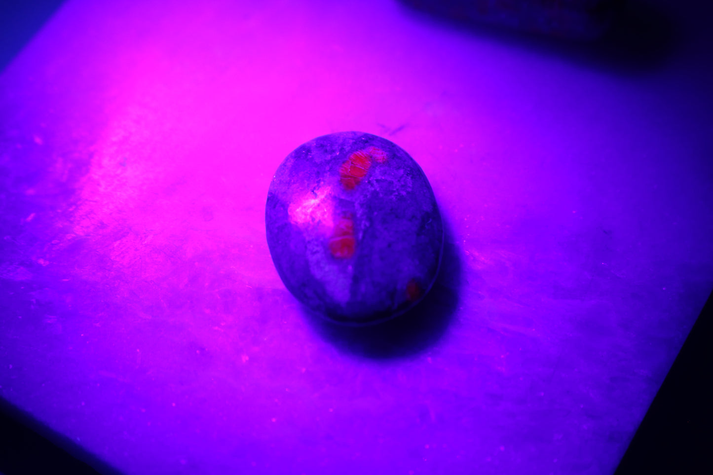 RUBY IN FUCHSITE PEBBLE - UV Reactive, Round