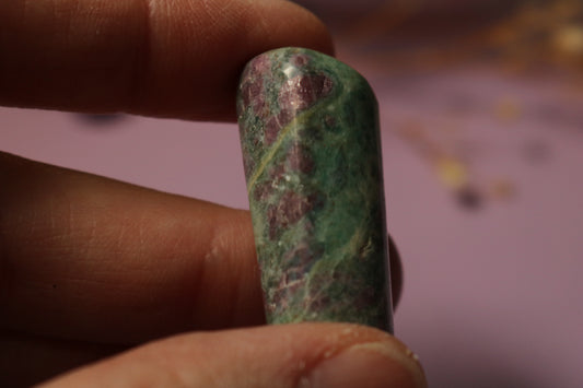 RUBY IN FUCHSITE PEBBLE - UV Reactive